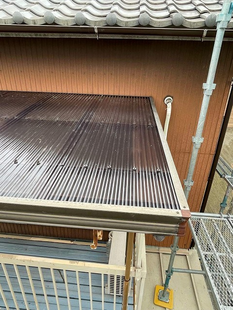ベランダ屋根の張り替え工事でポリカ波板を施工した状況