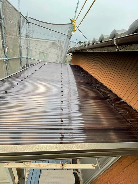ポリカ波板の張り替えが完了した住宅のベランダ