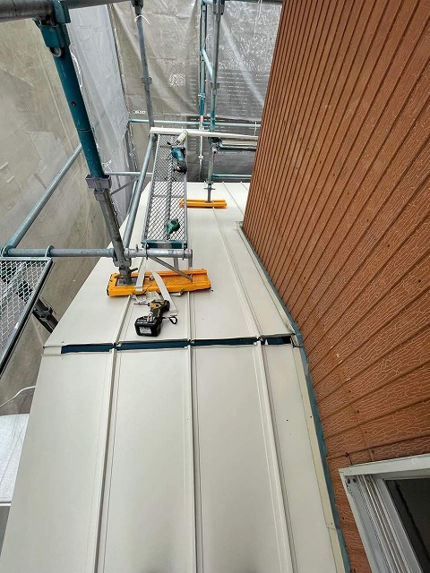 瓦棒葺き屋根を撤去してガルバリウム鋼板屋根を施工