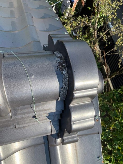 鬼瓦と棟瓦の継ぎ目の漆喰が劣化して一部に剥がれ落ち