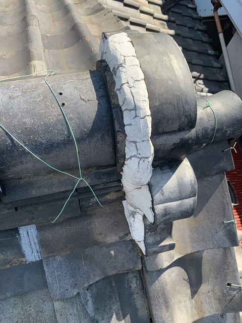 鬼瓦の漆喰にひび割れが発生している様子