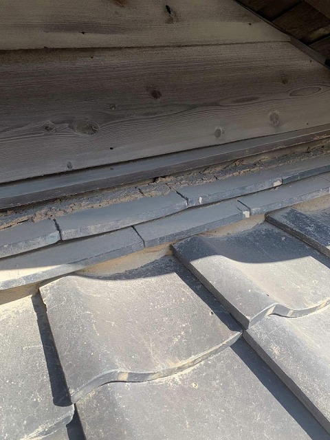 屋根瓦漆喰のひび割れなど劣化が進んでいる様子