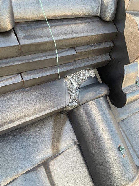 屋根瓦の漆喰にひび割れや剥がれなどの劣化を確認した現場調査