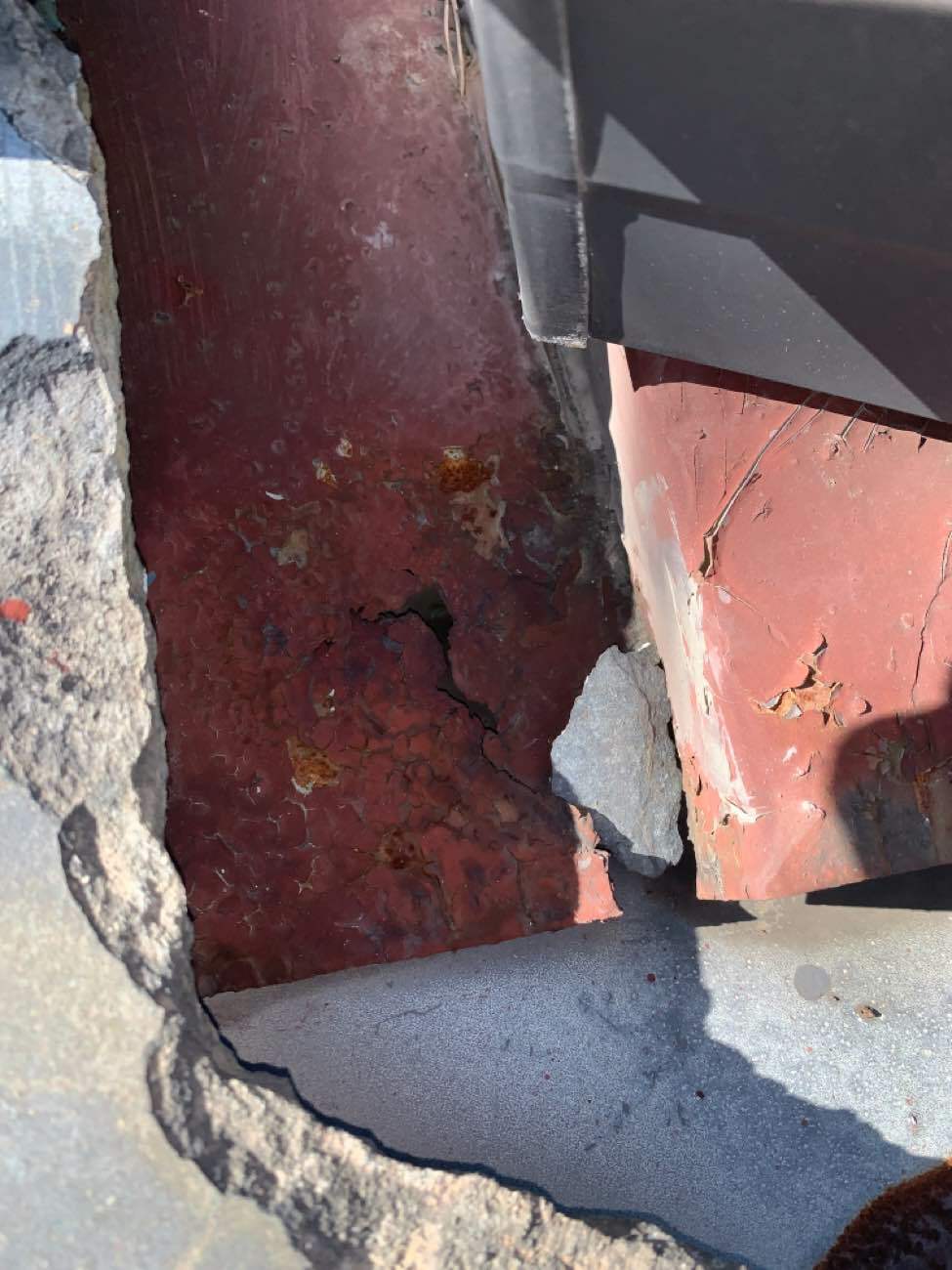 劣化した谷板金