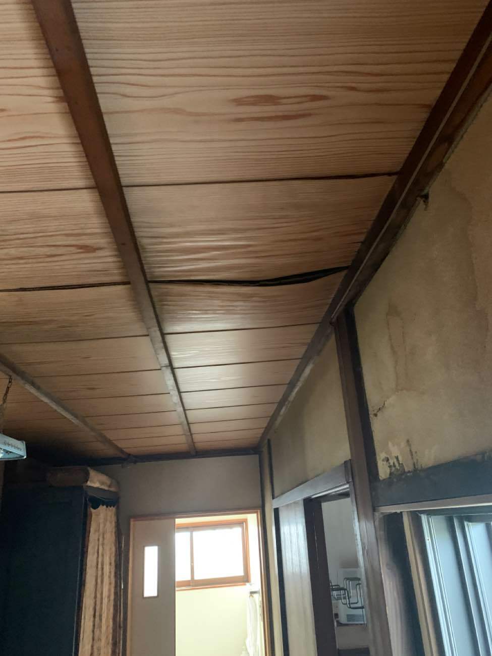 雨漏りのダメージを受けた天井