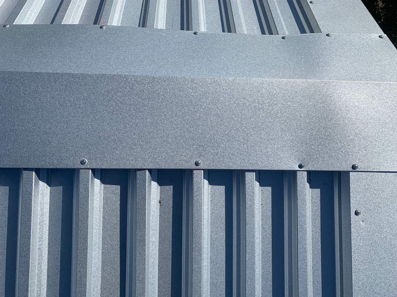 棟板金をビスで固定