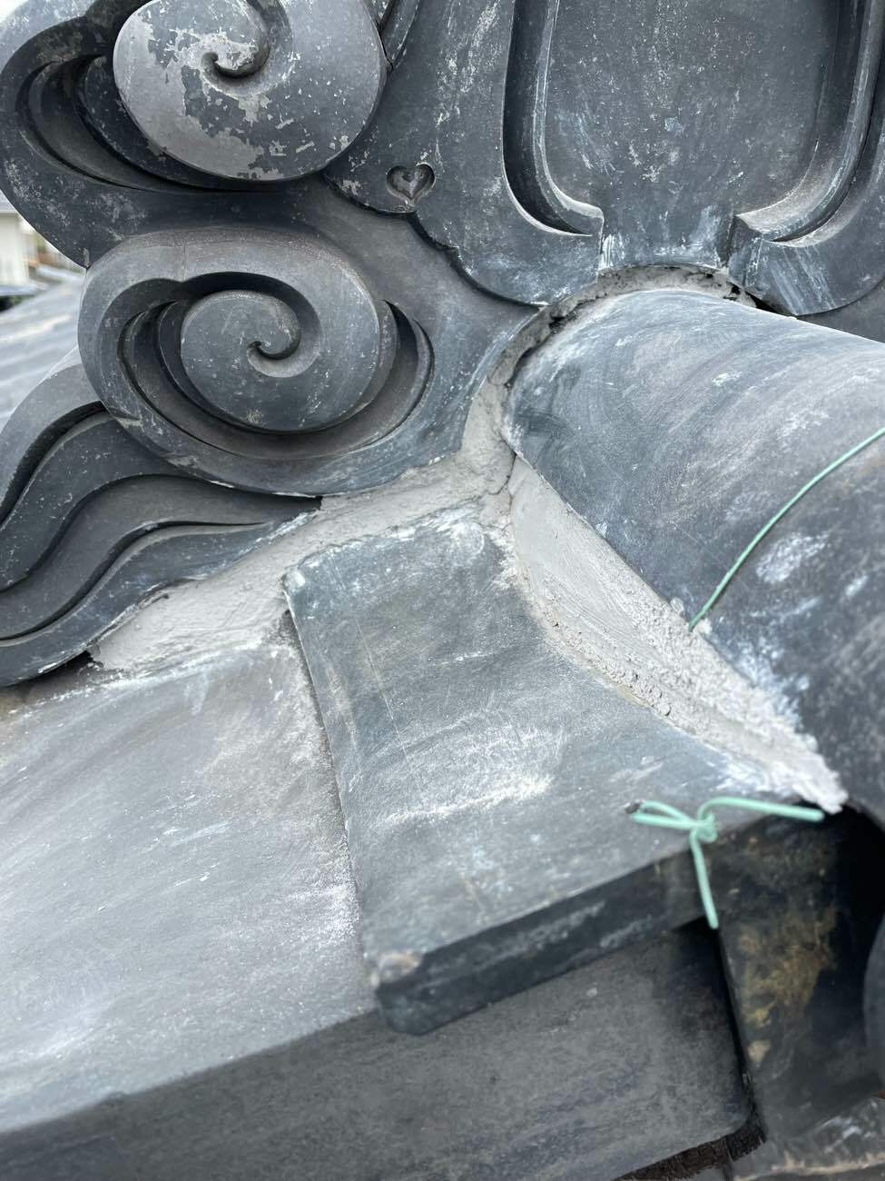 鬼瓦周辺の漆喰詰め直し