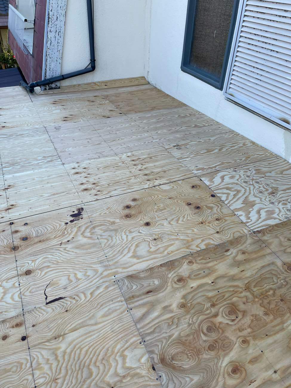 骨組みの上に合板を施工