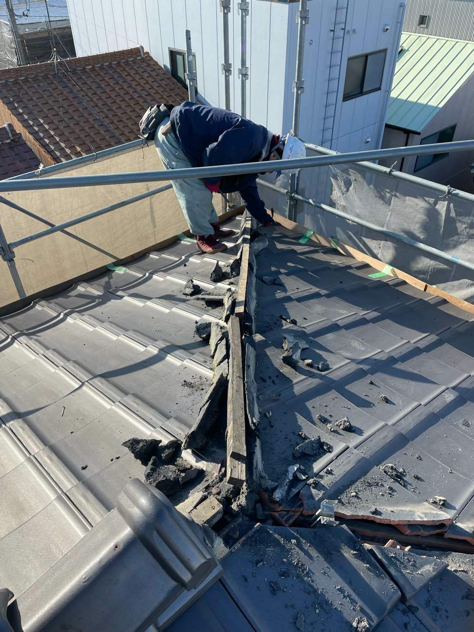 棟瓦の下地を撤去