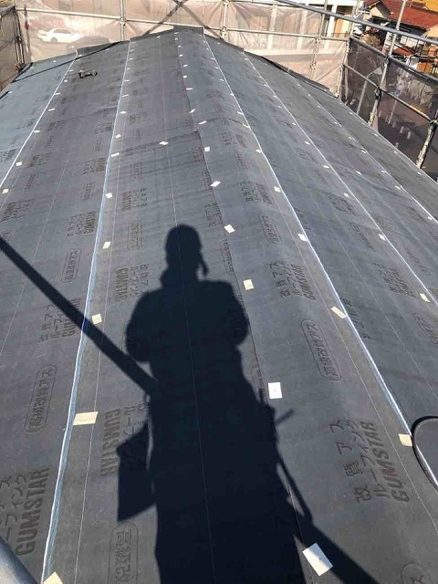 屋根カバー工法の改質アスファルトルーフィング貼り施工