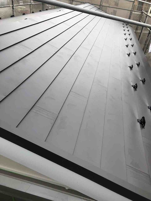 ガルバリウム鋼板屋根をカバー工法で施工した様子