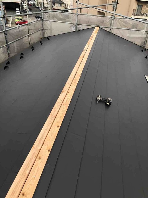 カバー工法の棟板金の下地を施工した状況