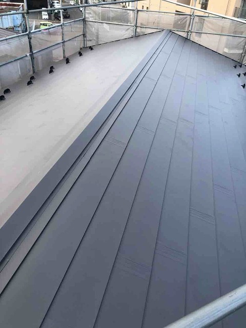ガルバリウム鋼板屋根を用いたカバー工法で棟板金を施工して完成した状況