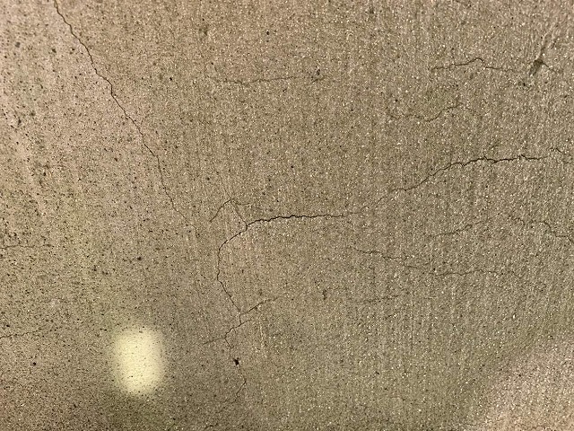 基礎巾木にひび割れや浮きが発生