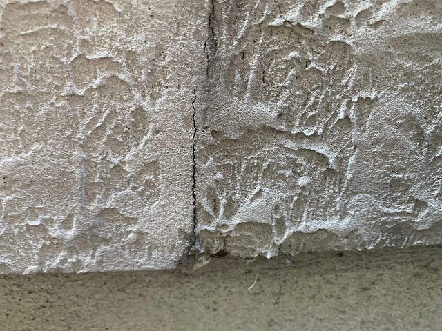 外壁に経年劣化によるひび割れが発生