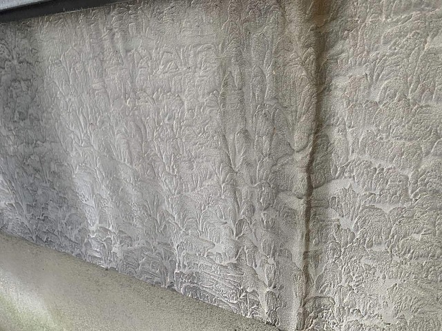 外壁にこびり付いた汚れや雨だれ