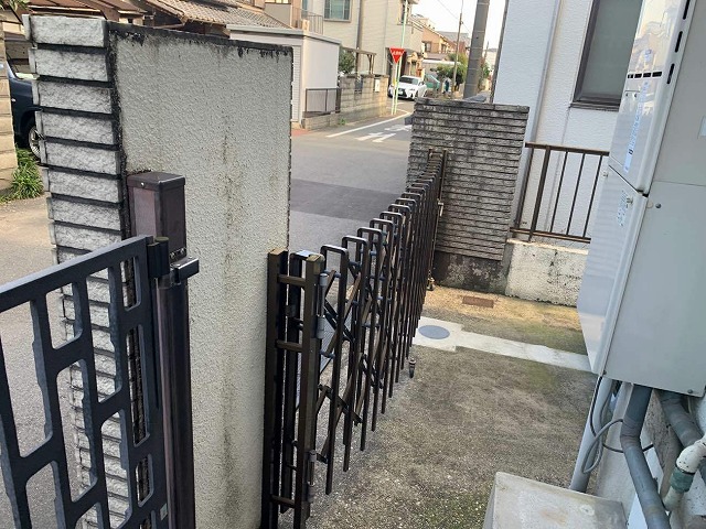 外壁塗装の現場調査で玄関前のブロック塀に劣化症状