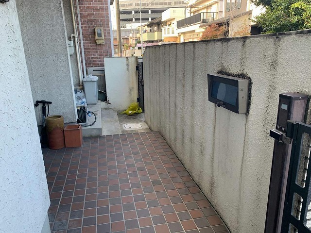 玄関前のブロック塀が劣化してカビや苔が発生