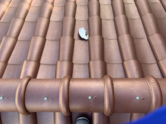 洋瓦の上に漆喰が剥がれ落ちている様子