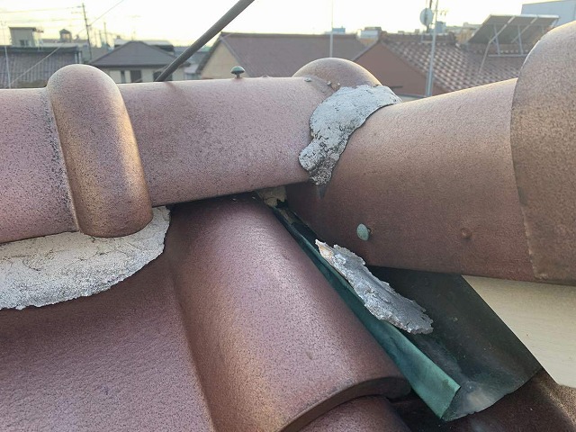 棟瓦の漆喰剥がれとビスの緩み