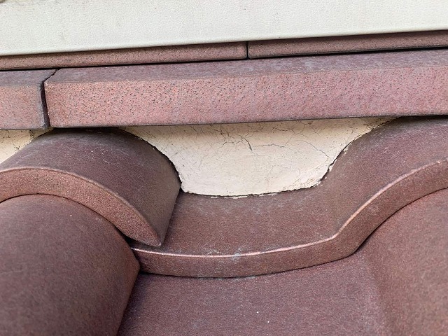下屋根の漆喰がひび割れて耐久性が低下