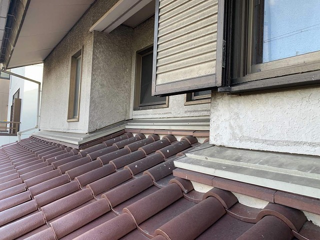 下屋根の劣化した漆喰の詰め直し前状況