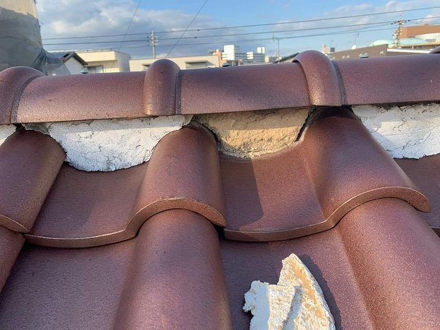 棟瓦の漆喰が剥離して土が見えている状況