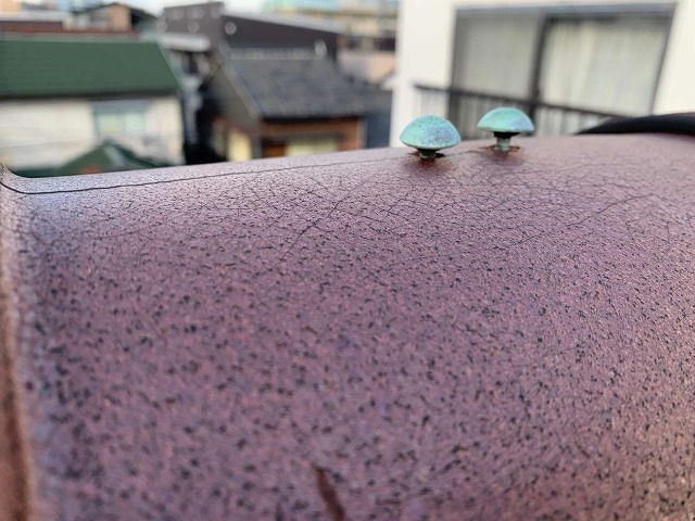 棟瓦のビスが緩んで浮いている状況