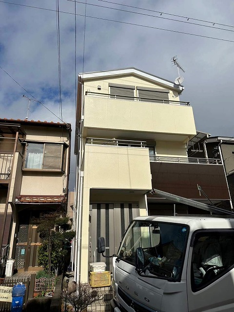 フッ素塗料で行った外壁塗装工事が完成した建物の全景