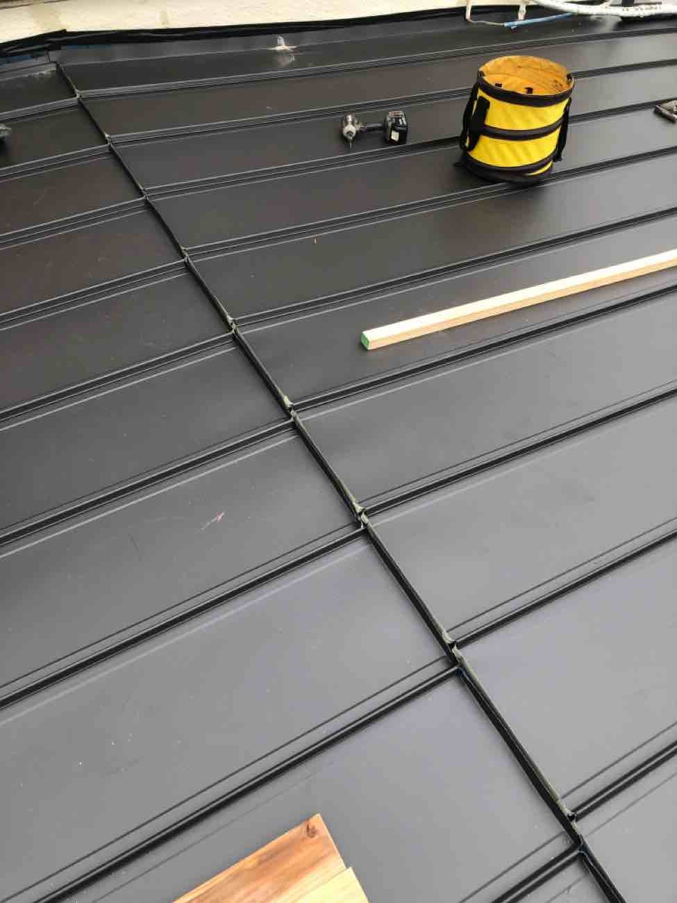 ガルバリウム鋼板屋根を立平葺き