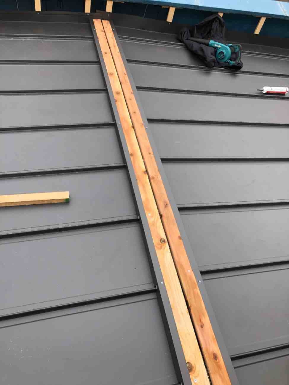 棟板金の下地となる貫板