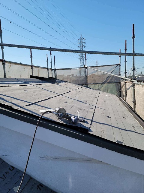 改質アスファルトルーフィングを規定の幅を重ねて設置