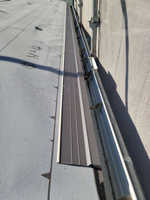 防水シート貼り語に軒先唐草を設置