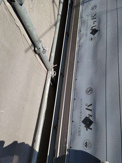 ガルバリウム鋼板屋根を施工する前に軒先唐草を設置