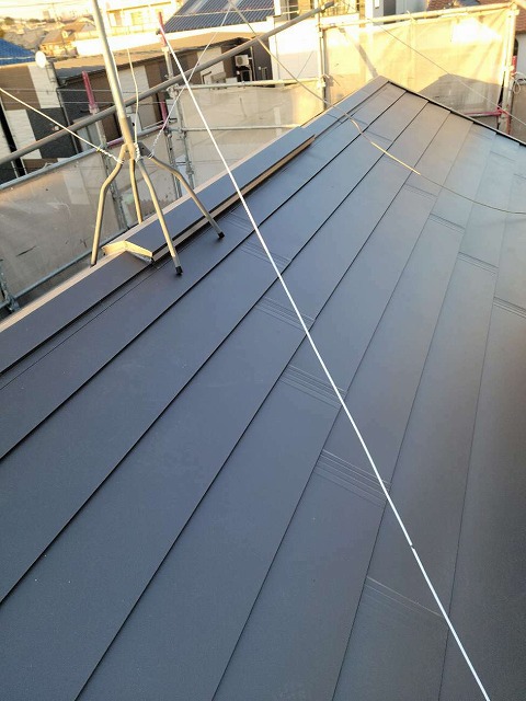 棟板金と棟換気を設置してカバー工法による施工が完了