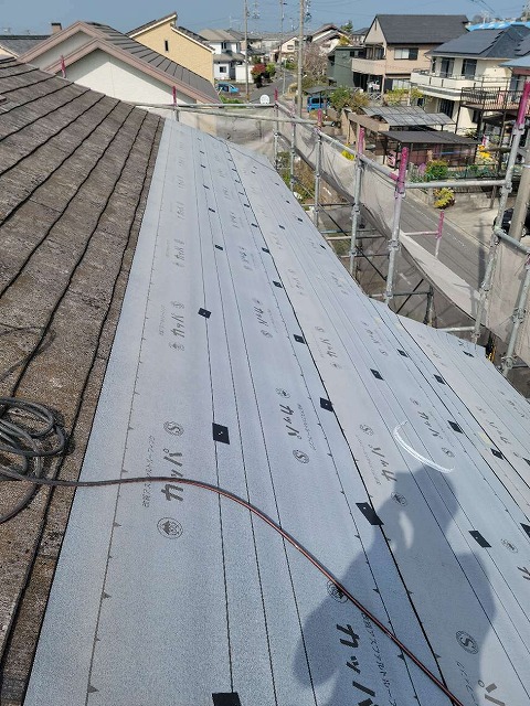 屋根カバー工法のルーフィングを釘で固定