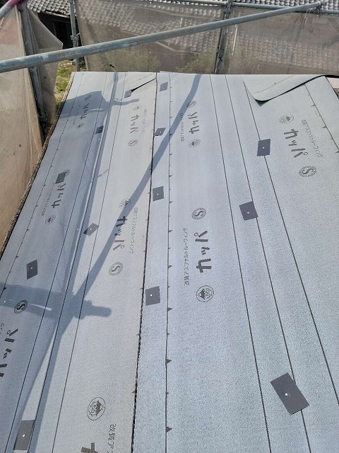 防水シート貼りで規定の幅を重ねて施工