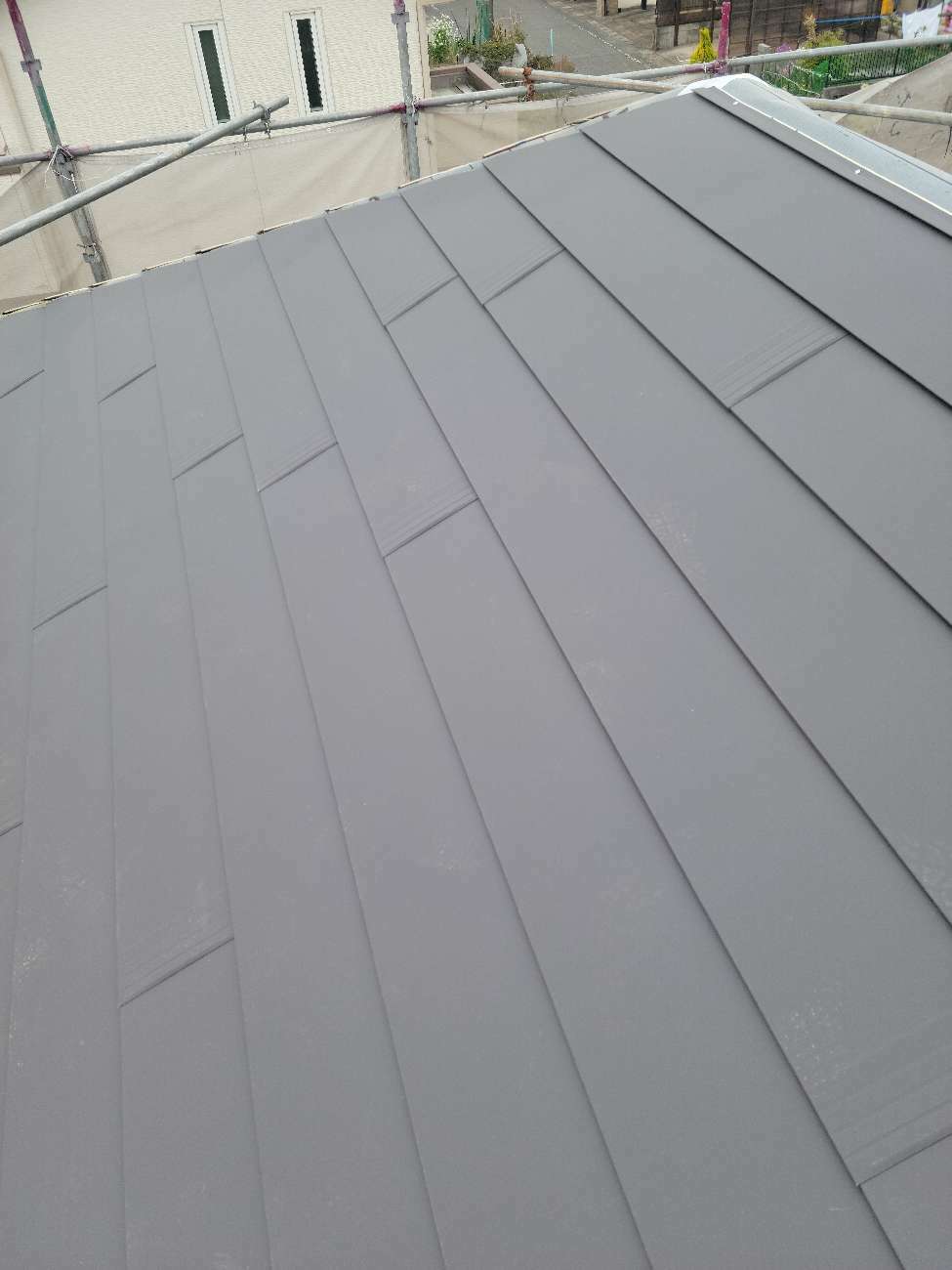 ガルバリウム鋼板屋根を軒先から設置