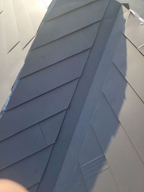 ガルバリウム鋼板屋根を谷部に施工した状況