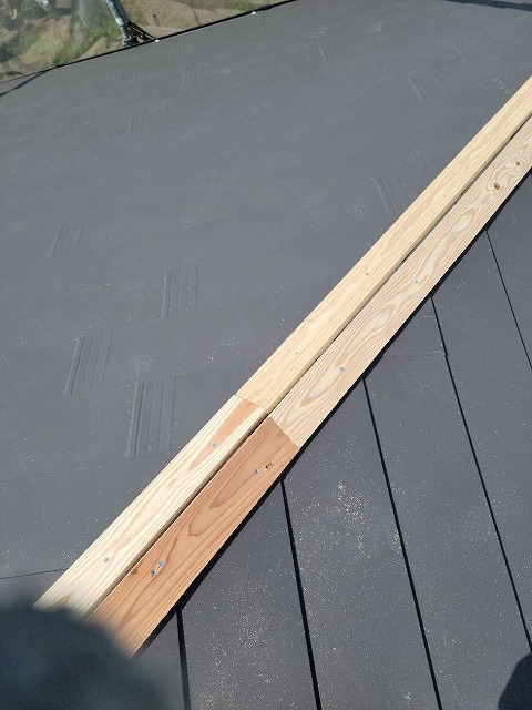 屋根カバー工法による棟板金の下地