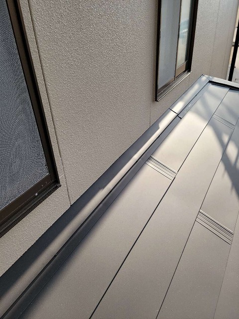 下屋根の屋根カバー工法による雨仕舞