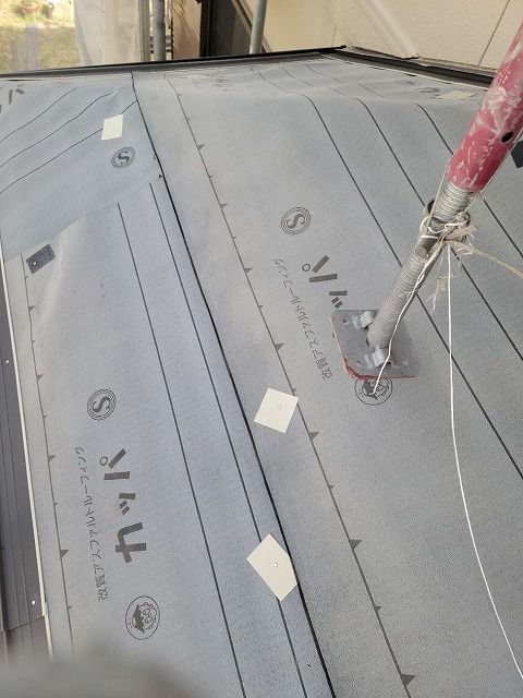 下屋根に行うカバー工法のルーフィング貼り