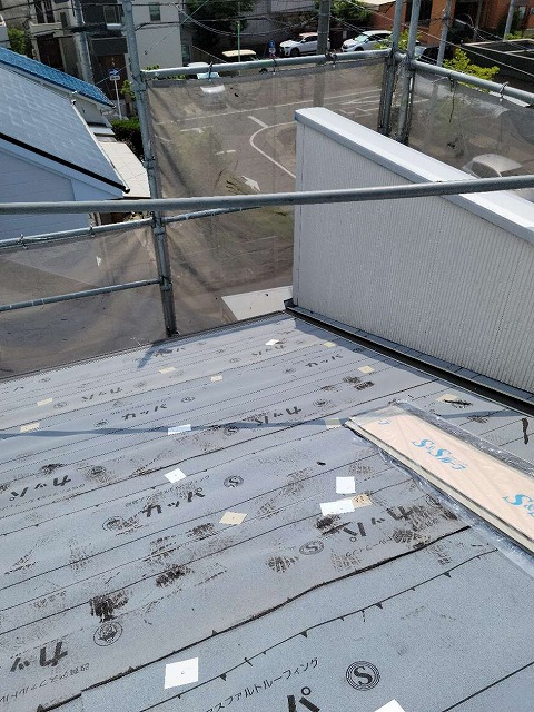 優れた釘穴シール性や引裂強さを発揮する改質アスファルトルーフィング