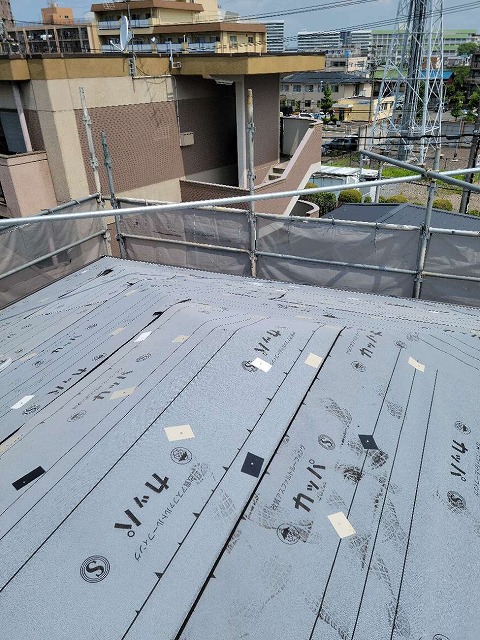改質アスファルトルーフィングのカッパ23を張り終えた住宅の屋根