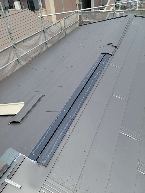 棟板金を樹脂製の貫板に取り付けている様子