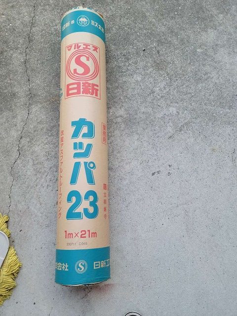 通常のルーフィングよりも耐久性や防水性に優れる改質アスファルトルーフィング