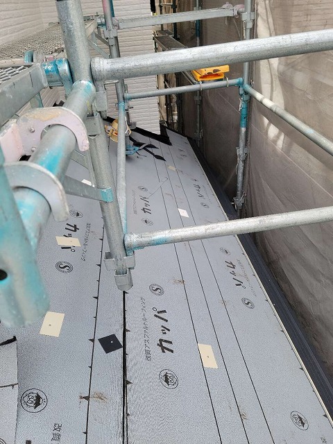 ルーフィングを釘固定するために板金を当てて施工