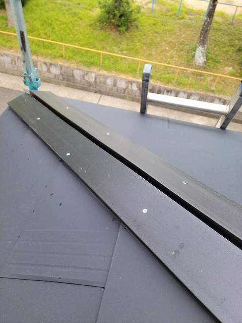 棟板金の下地の貫板を樹脂製に交換した状況