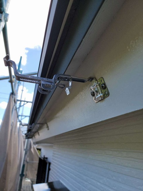 塗り替えを行った鼻隠しに軒樋の取り付け金具を設置