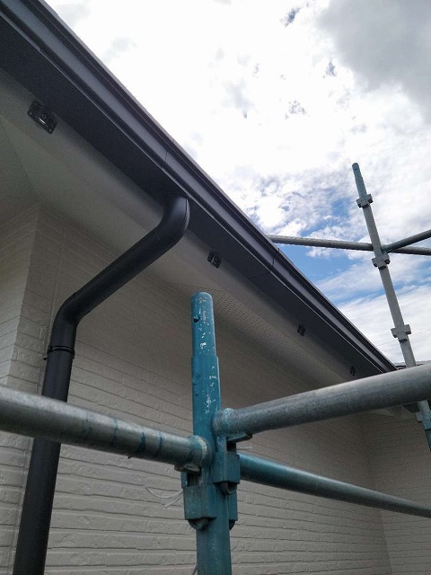 ガルバリウム鋼板製の雨樋との交換工事完了状況